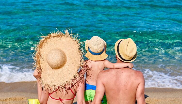 Consejos para disfrutar de un día de playa en familia en la Costa Dorada